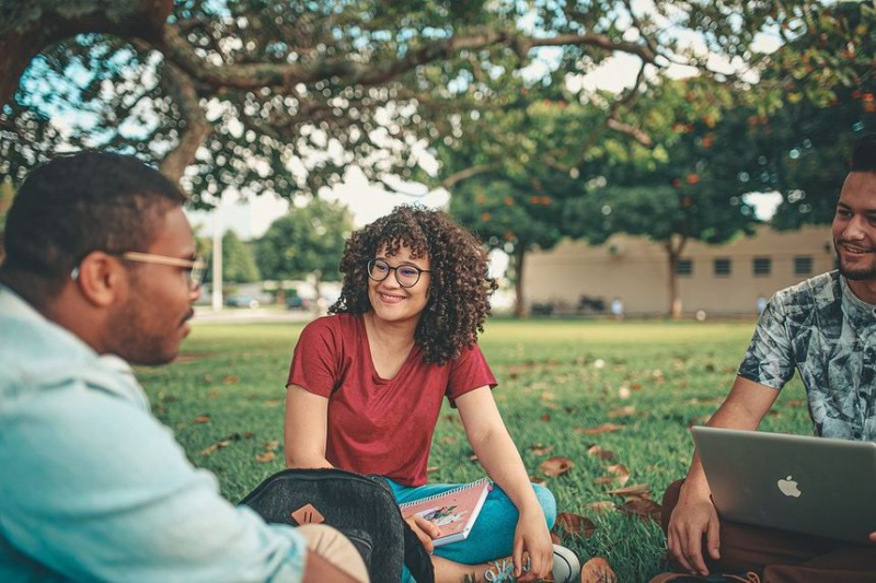 Jovenes sentados en el parque