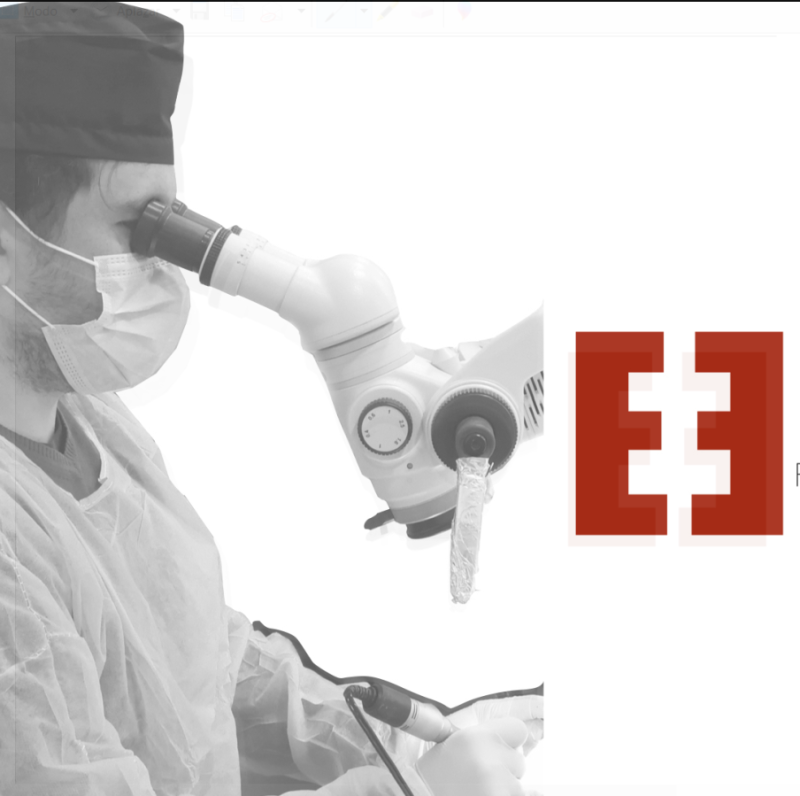 Máster Endodoncia 1ª Edic Odontologo mirando a través de un microscopio